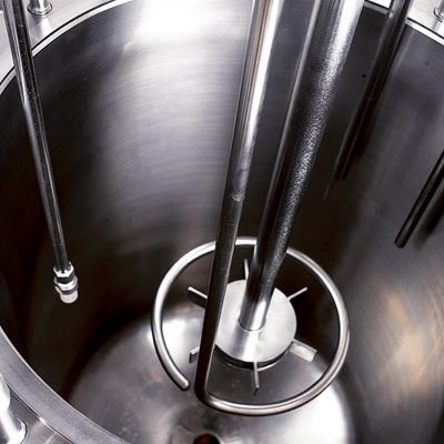 Pala turbina y tubo de burbujeo para la dispersión del gas