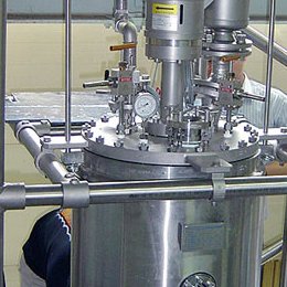 Reactor de 100 litros, 40 bar con cabezal de destilación