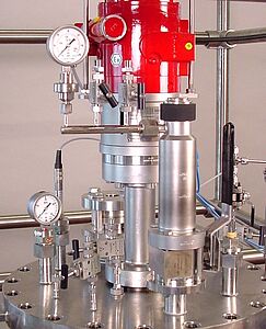 Adición de sólido en reactor presurizado bajo atmósfera libre de oxígeno